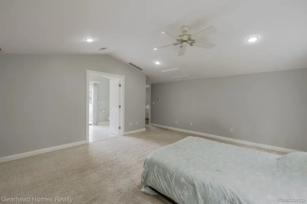 6296 Elizabeth Lake Road Waterford Charter Township MI 48327