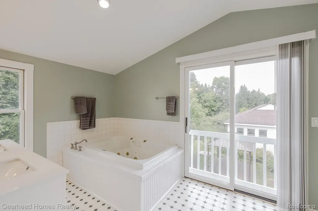 6296 Elizabeth Lake Road Waterford Charter Township MI 48327