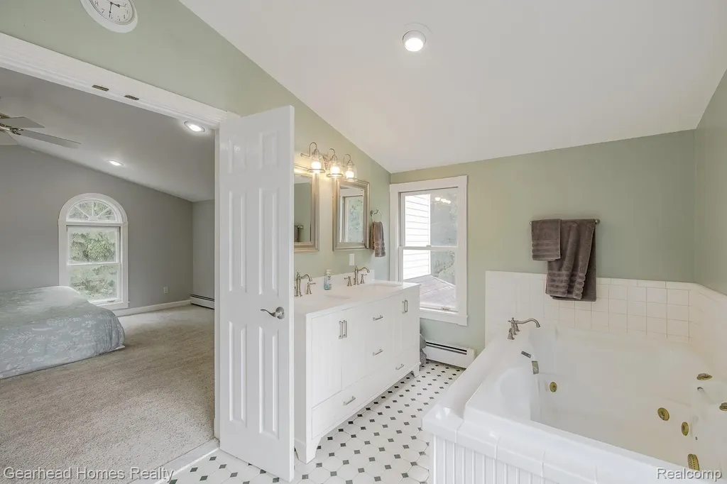 6296 Elizabeth Lake Road Waterford Charter Township MI 48327