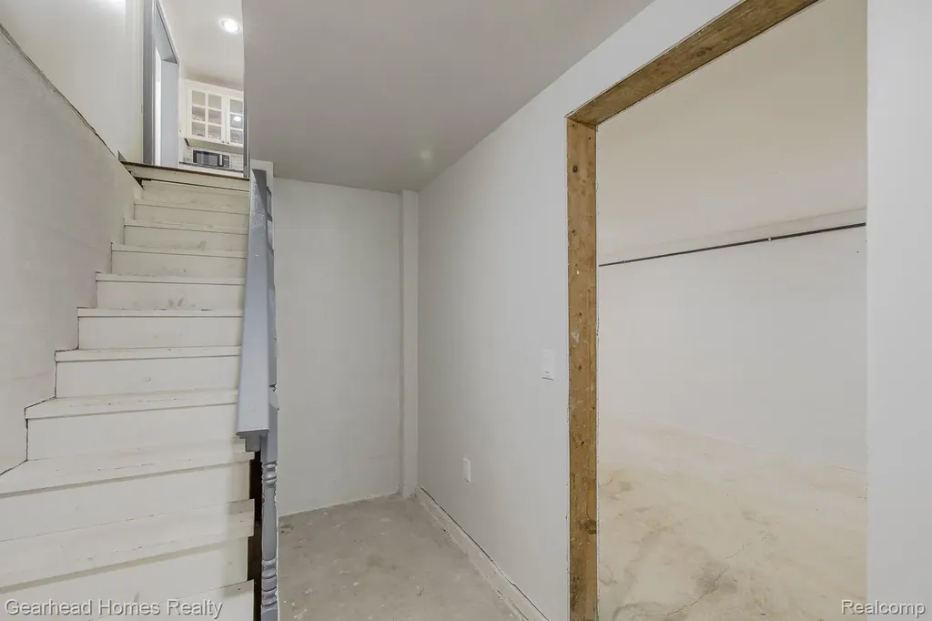 6296 Elizabeth Lake Road Waterford Charter Township MI 48327