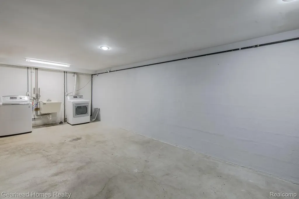6296 Elizabeth Lake Road Waterford Charter Township MI 48327