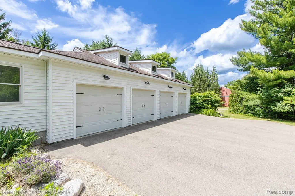 6296 Elizabeth Lake Road Waterford Charter Township MI 48327