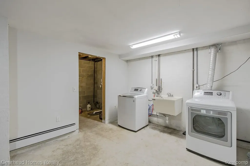 6296 Elizabeth Lake Road Waterford Charter Township MI 48327