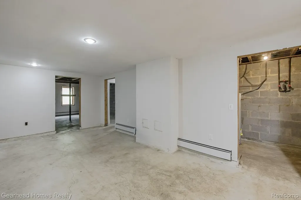 6296 Elizabeth Lake Road Waterford Charter Township MI 48327