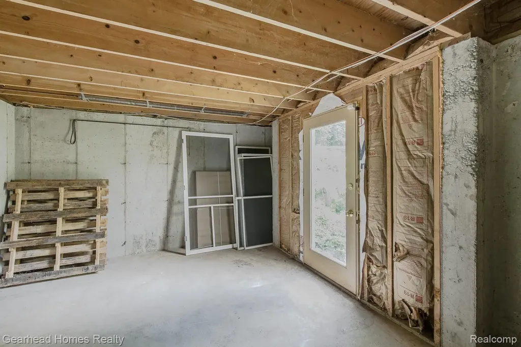 6296 Elizabeth Lake Road Waterford Charter Township MI 48327