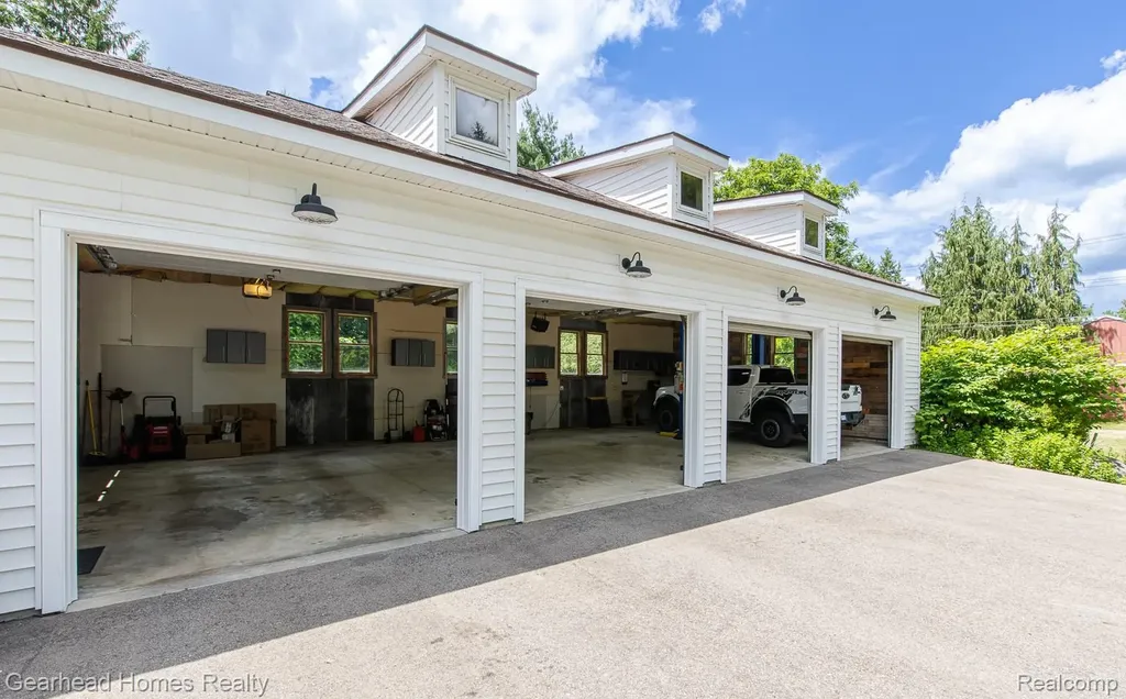6296 Elizabeth Lake Road Waterford Charter Township MI 48327