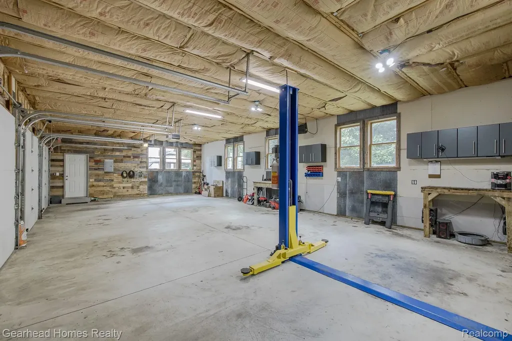 6296 Elizabeth Lake Road Waterford Charter Township MI 48327