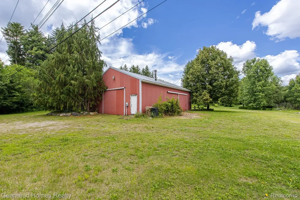 6296 Elizabeth Lake Road Waterford Charter Township MI 48327