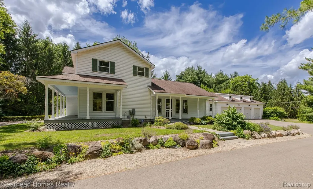 6296 Elizabeth Lake Road Waterford Charter Township MI 48327