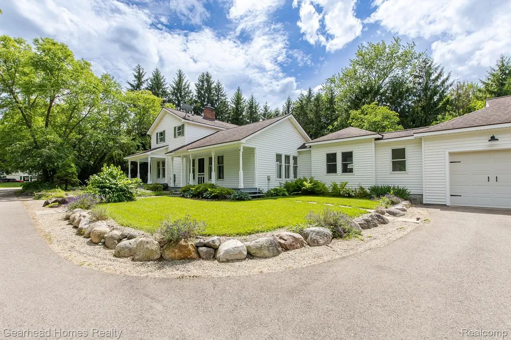 6296 Elizabeth Lake Road Waterford Charter Township MI 48327