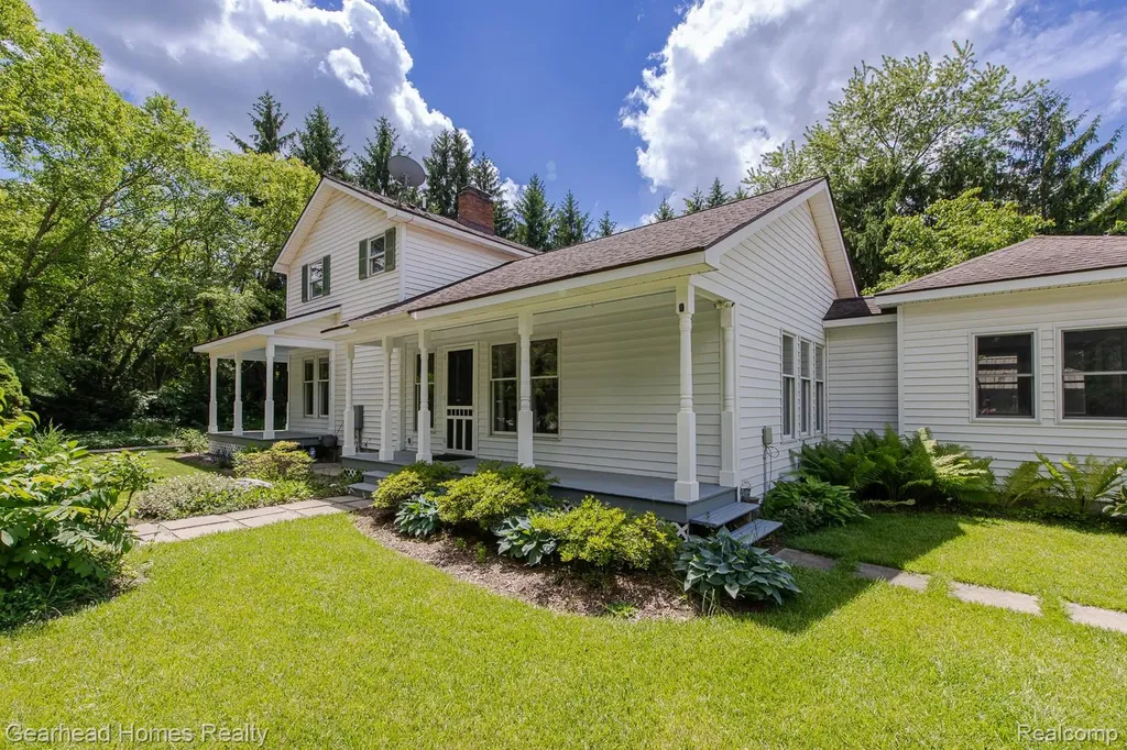 6296 Elizabeth Lake Road Waterford Charter Township MI 48327