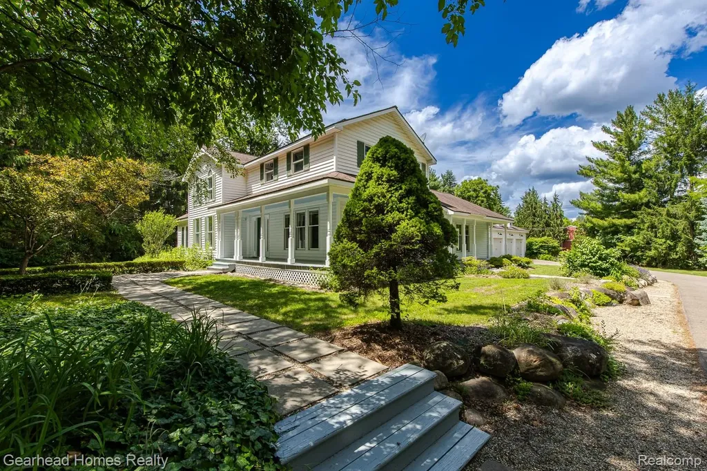 6296 Elizabeth Lake Road Waterford Charter Township MI 48327