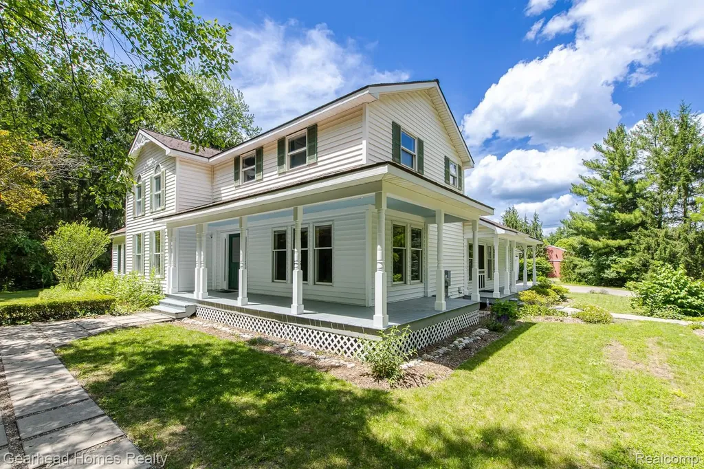 6296 Elizabeth Lake Road Waterford Charter Township MI 48327