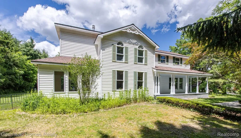 6296 Elizabeth Lake Road Waterford Charter Township MI 48327