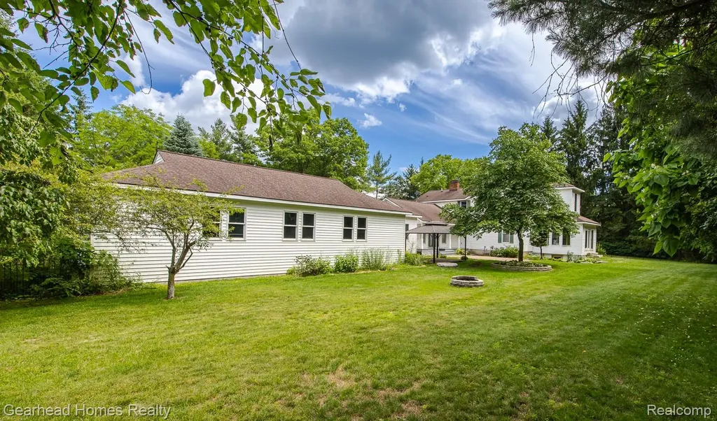 6296 Elizabeth Lake Road Waterford Charter Township MI 48327