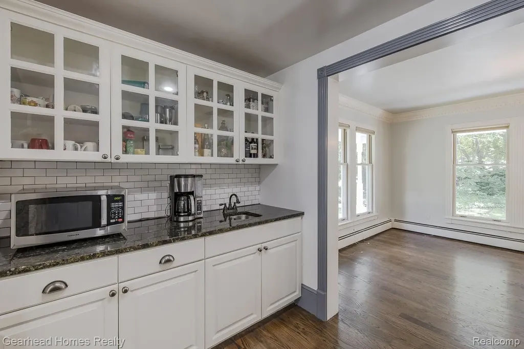 6296 Elizabeth Lake Road Waterford Charter Township MI 48327