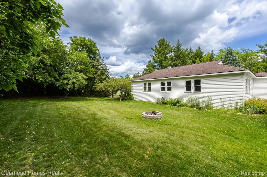 6296 Elizabeth Lake Road Waterford Charter Township MI 48327