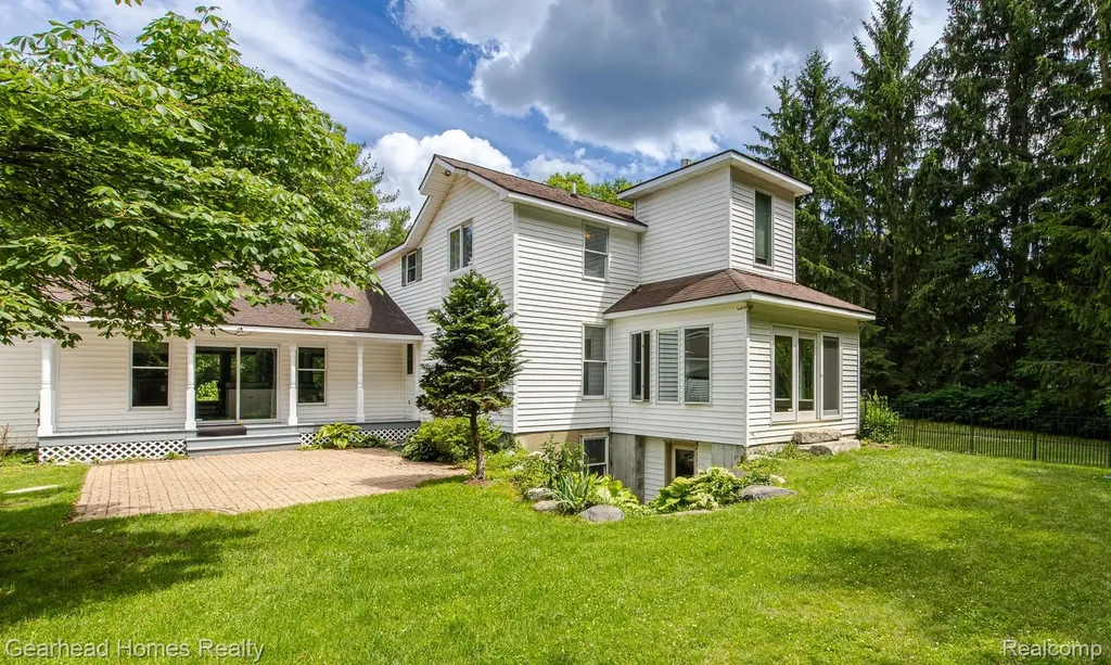 6296 Elizabeth Lake Road Waterford Charter Township MI 48327