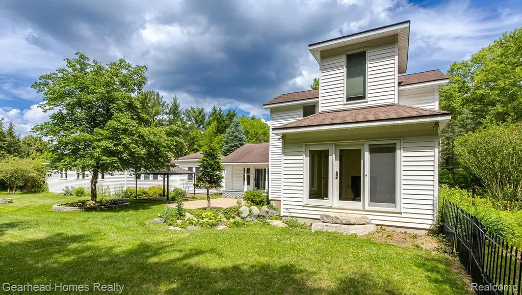 6296 Elizabeth Lake Road Waterford Charter Township MI 48327