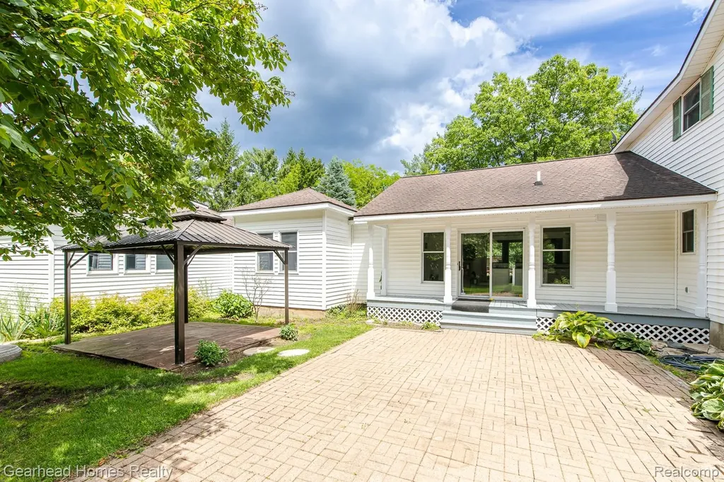 6296 Elizabeth Lake Road Waterford Charter Township MI 48327