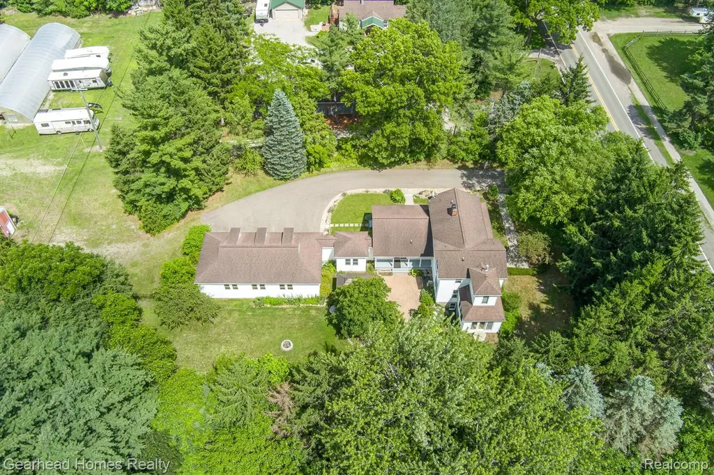 6296 Elizabeth Lake Road Waterford Charter Township MI 48327