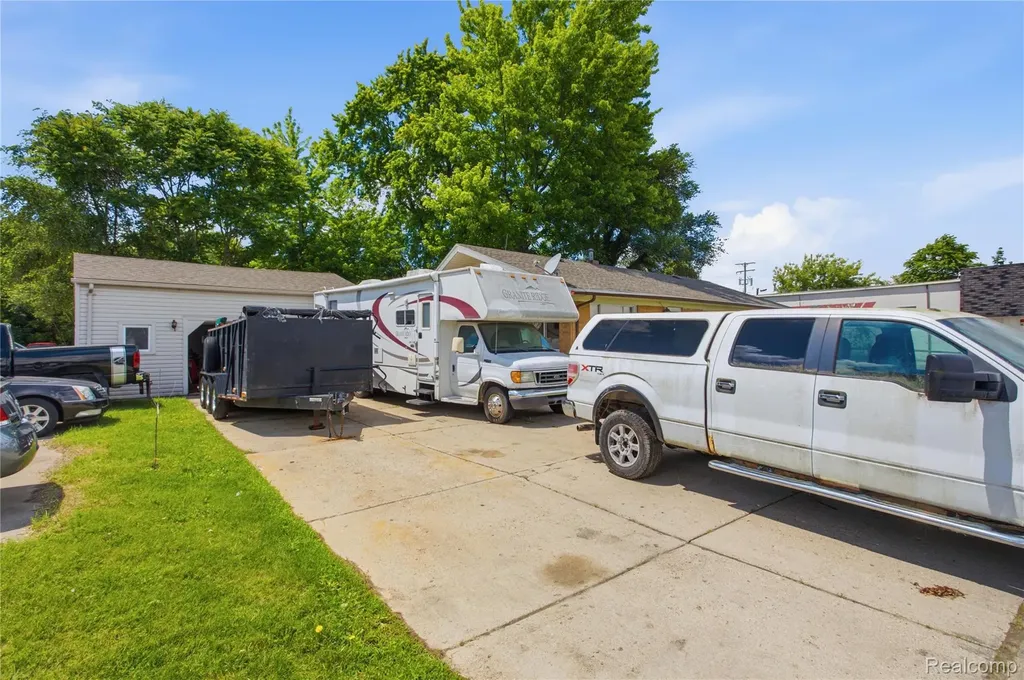117 N Groesbeck Highway Mt. Clemens City MI 48043