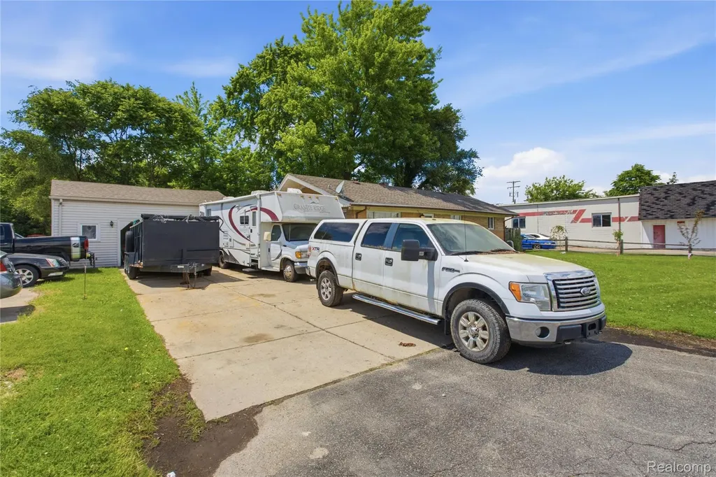 117 N Groesbeck Highway Mt. Clemens City MI 48043