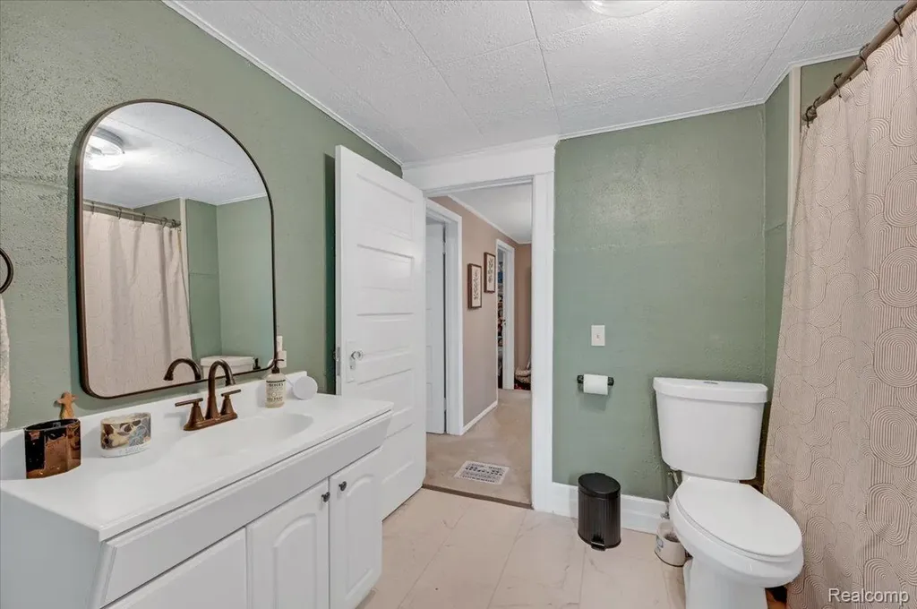 128 Fox Street Lapeer City MI 48446