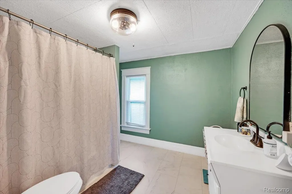 128 Fox Street Lapeer City MI 48446