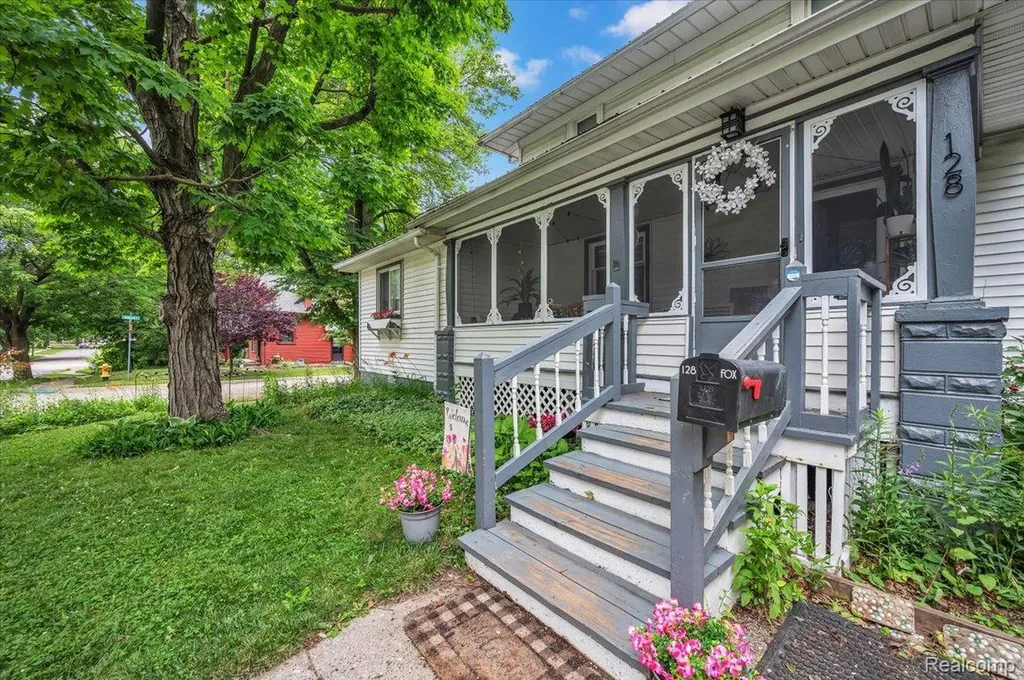 128 Fox Street Lapeer City MI 48446