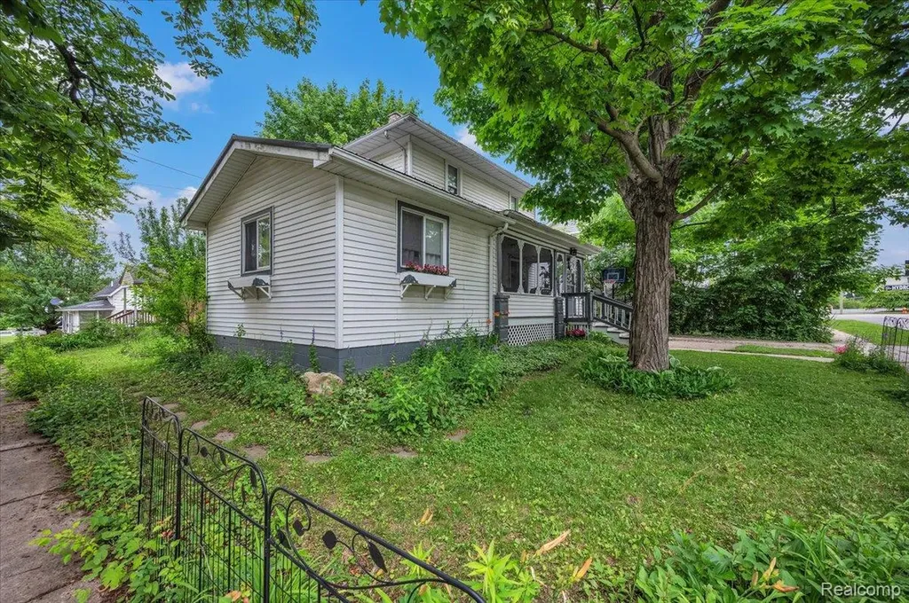 128 Fox Street Lapeer City MI 48446