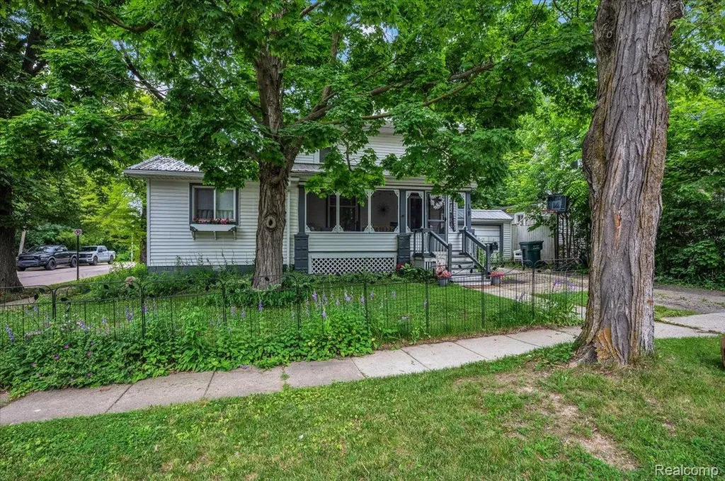 128 Fox Street Lapeer City MI 48446