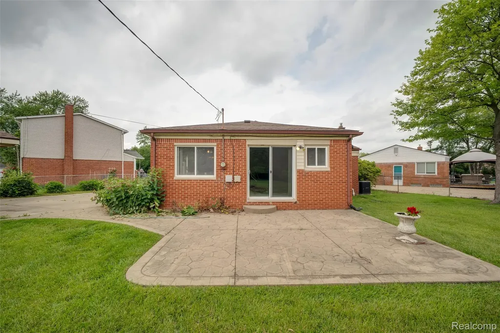 16944 Hans Court Fraser City MI 48026