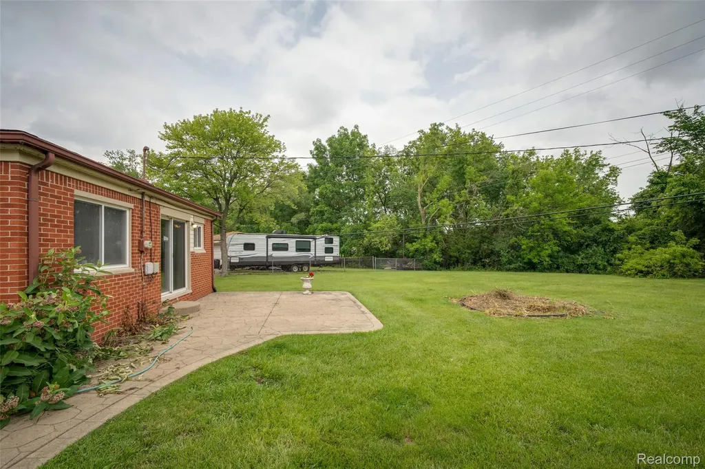 16944 Hans Court Fraser City MI 48026