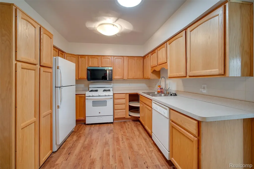 16944 Hans Court Fraser City MI 48026