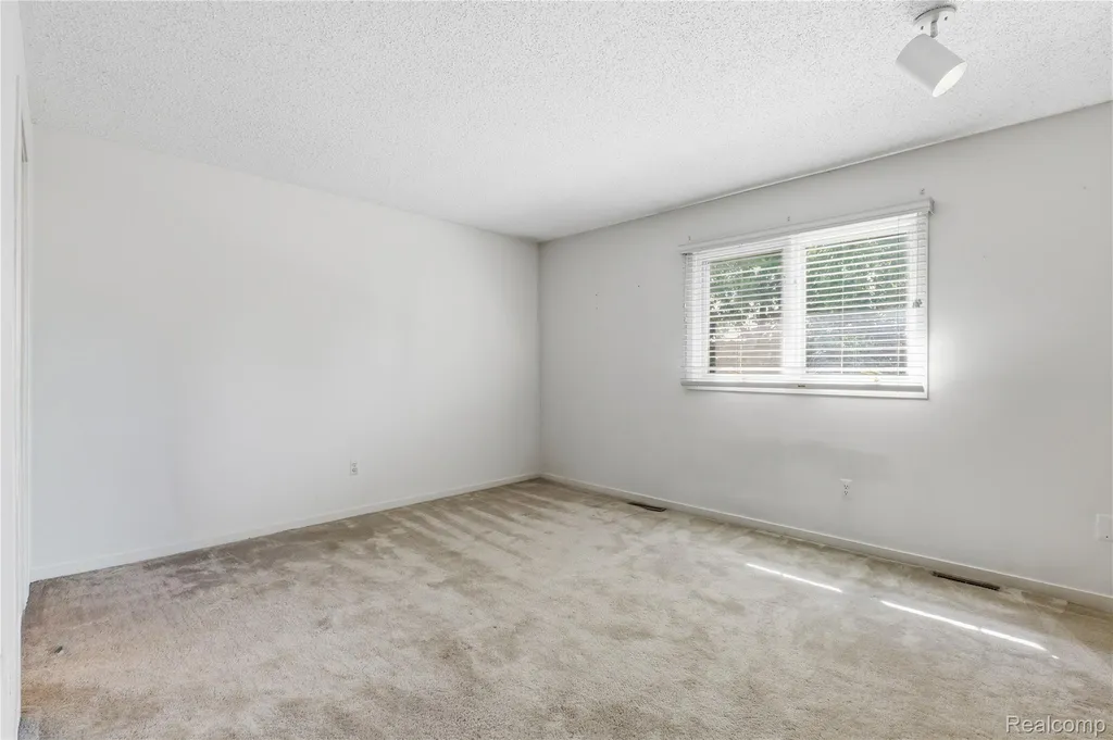 5736 Woodland View Independence Charter Township MI 48346