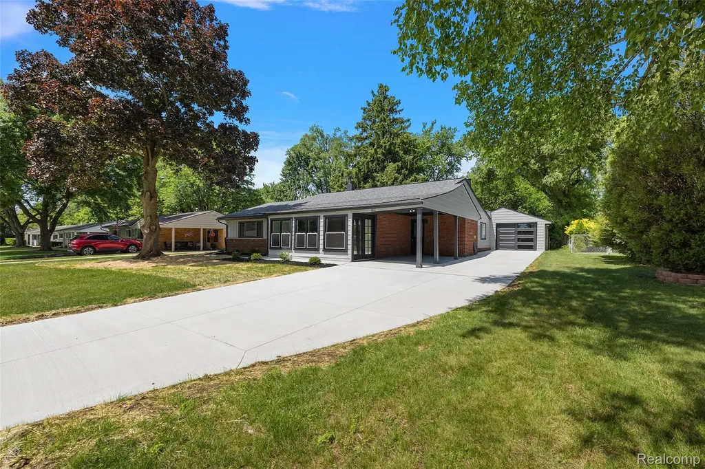 2486 Lafay Drive West Bloomfield Charter Township MI 48324
