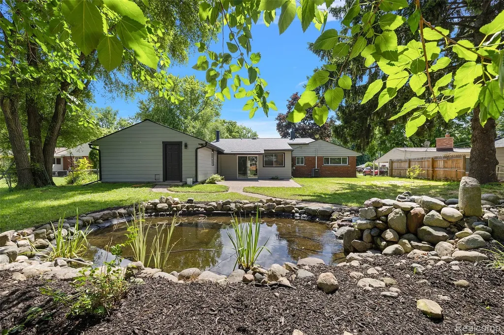 2486 Lafay Drive West Bloomfield Charter Township MI 48324