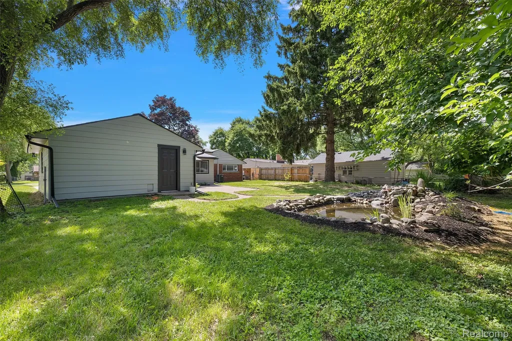 2486 Lafay Drive West Bloomfield Charter Township MI 48324