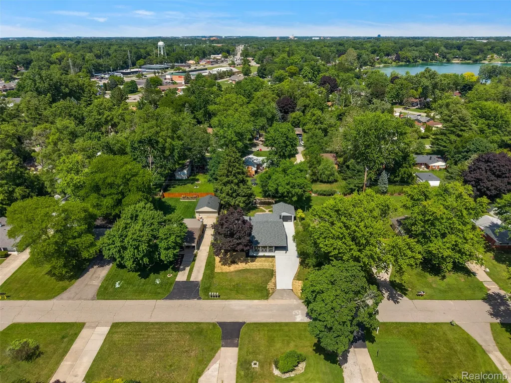 2486 Lafay Drive West Bloomfield Charter Township MI 48324