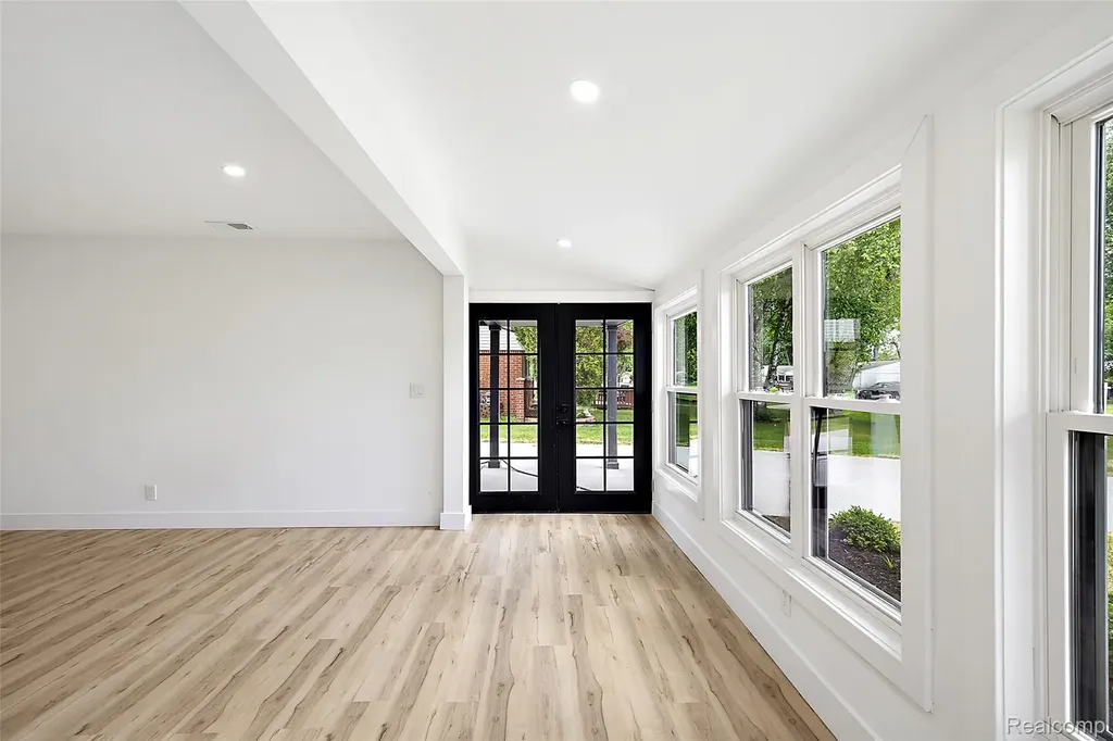 2486 Lafay Drive West Bloomfield Charter Township MI 48324