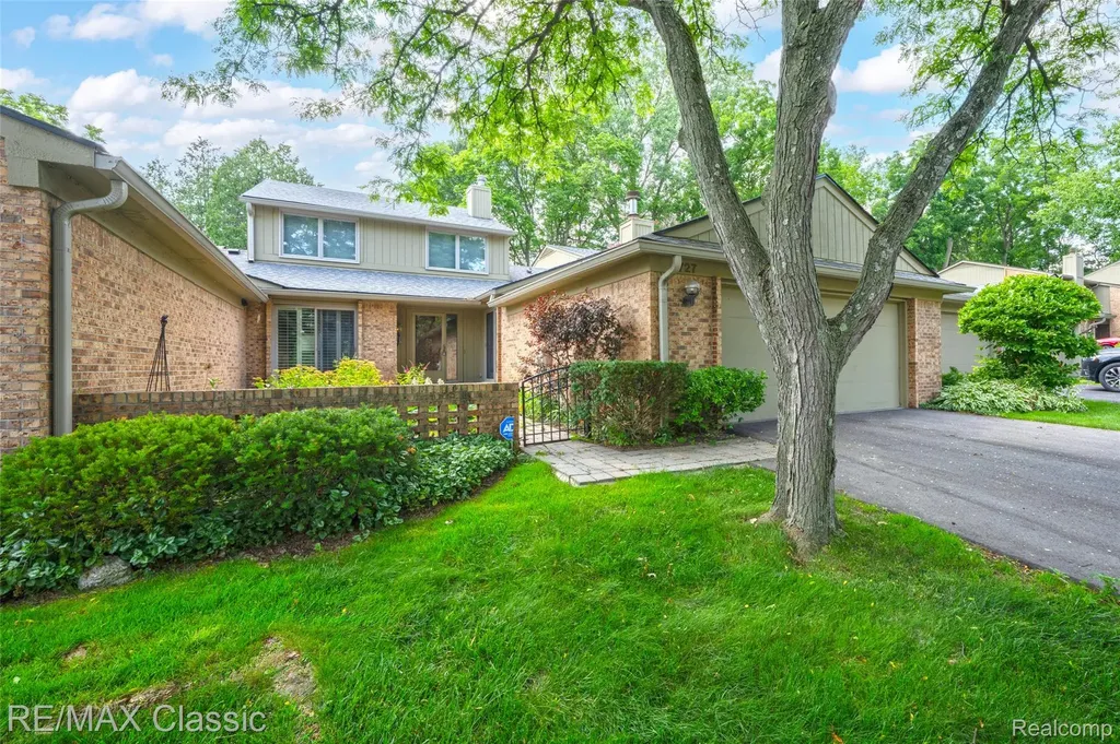 727 Arbor Court Bloomfield Charter Township MI 48304