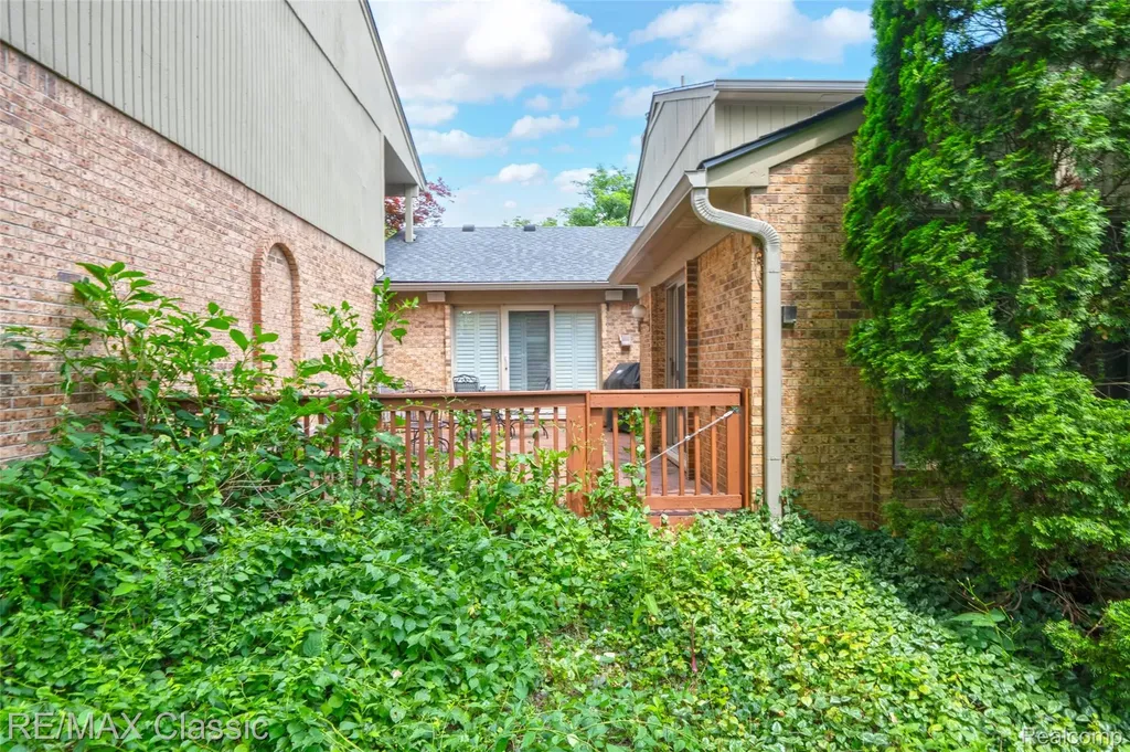 727 Arbor Court Bloomfield Charter Township MI 48304