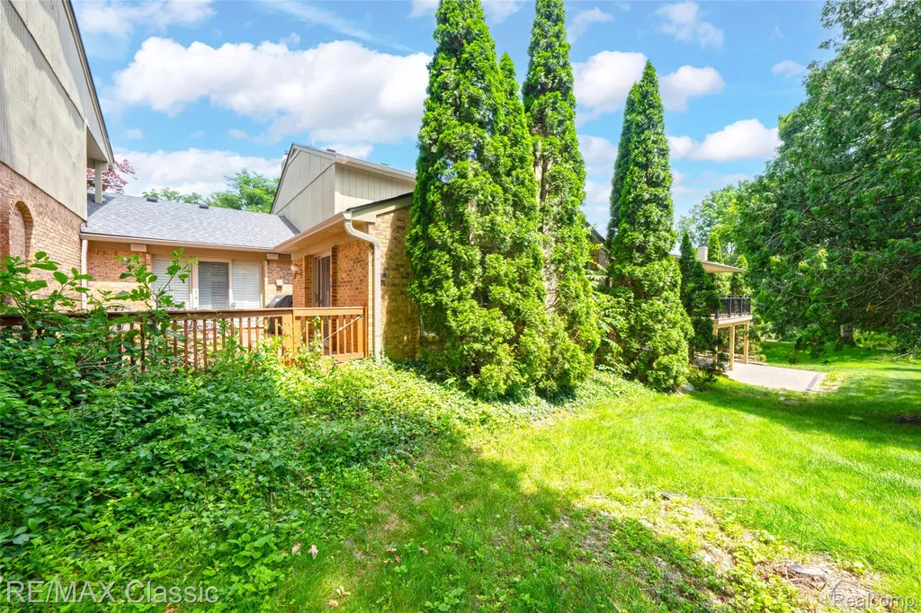 727 Arbor Court Bloomfield Charter Township MI 48304
