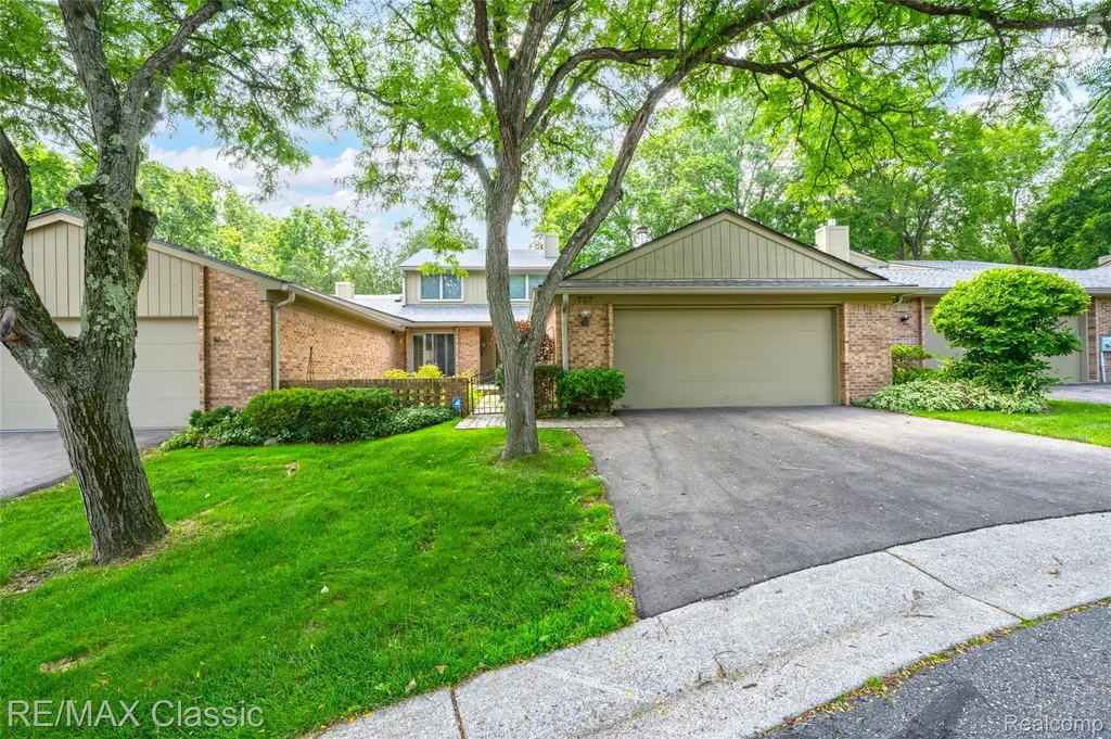 727 Arbor Court Bloomfield Charter Township MI 48304