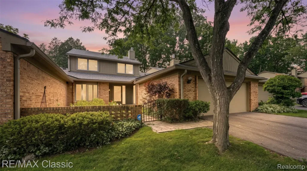 727 Arbor Court Bloomfield Charter Township MI 48304