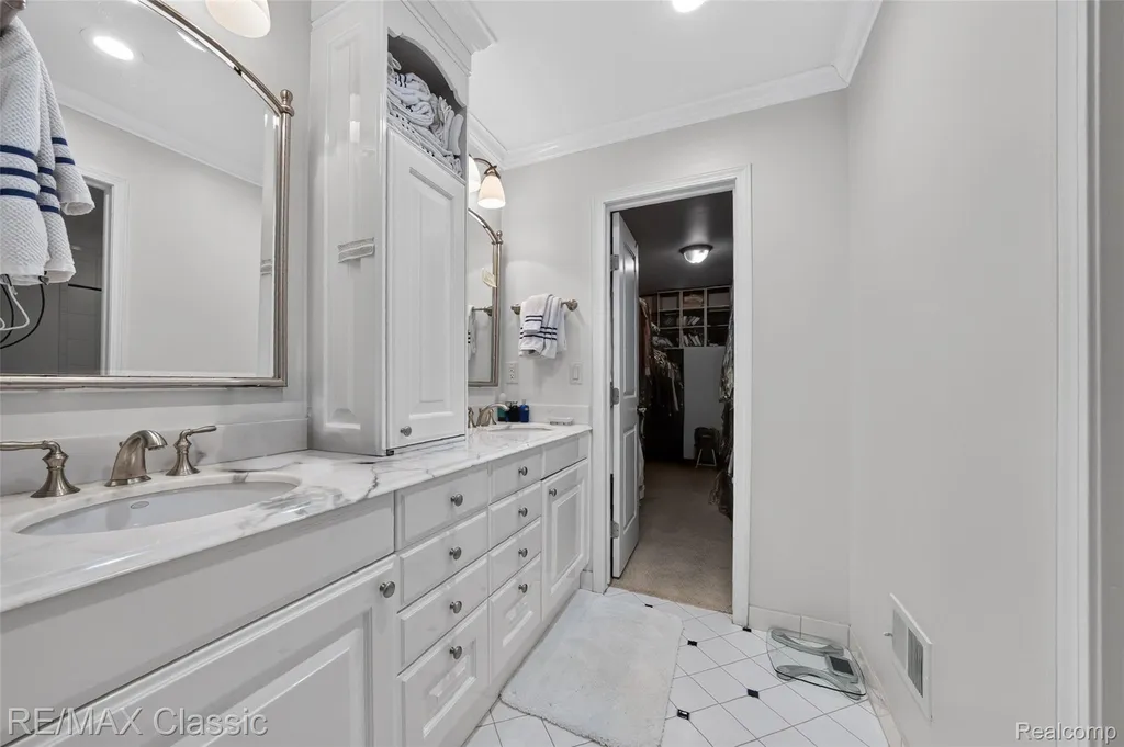 727 Arbor Court Bloomfield Charter Township MI 48304