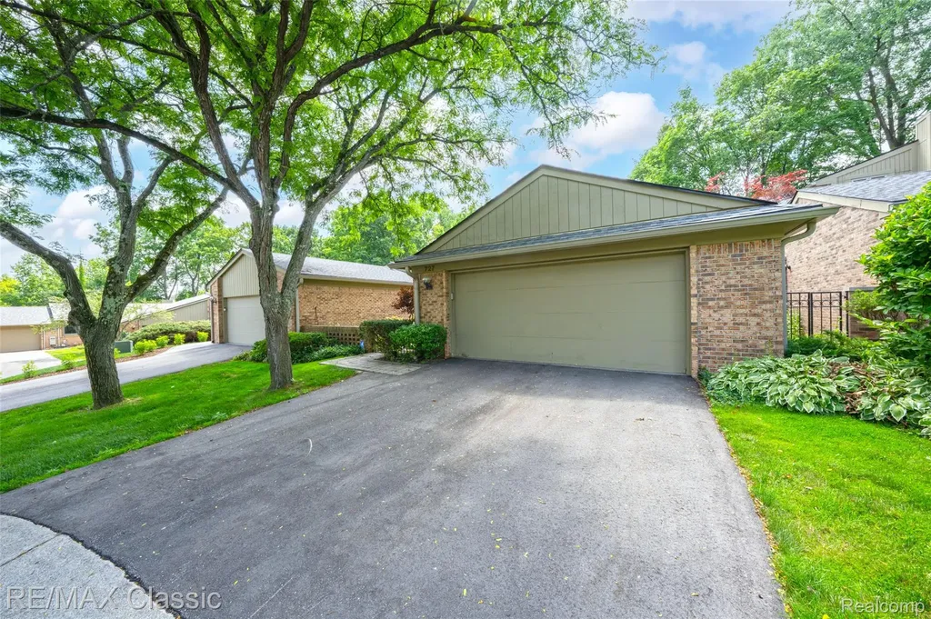 727 Arbor Court Bloomfield Charter Township MI 48304