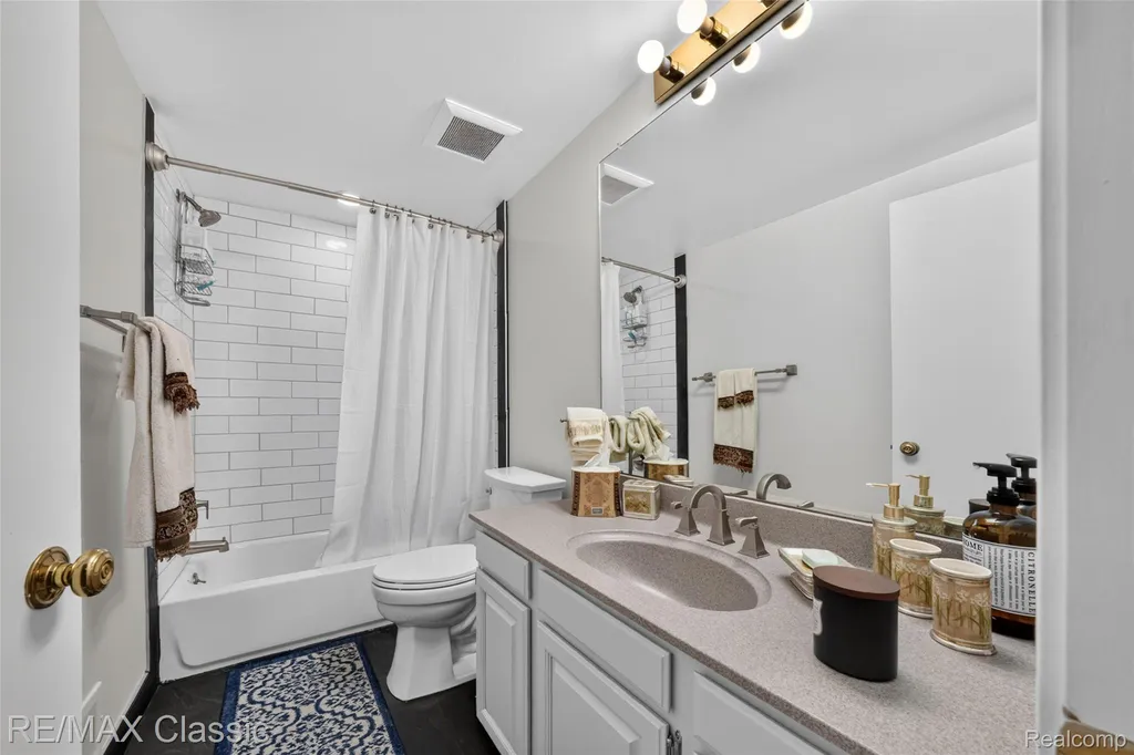 727 Arbor Court Bloomfield Charter Township MI 48304