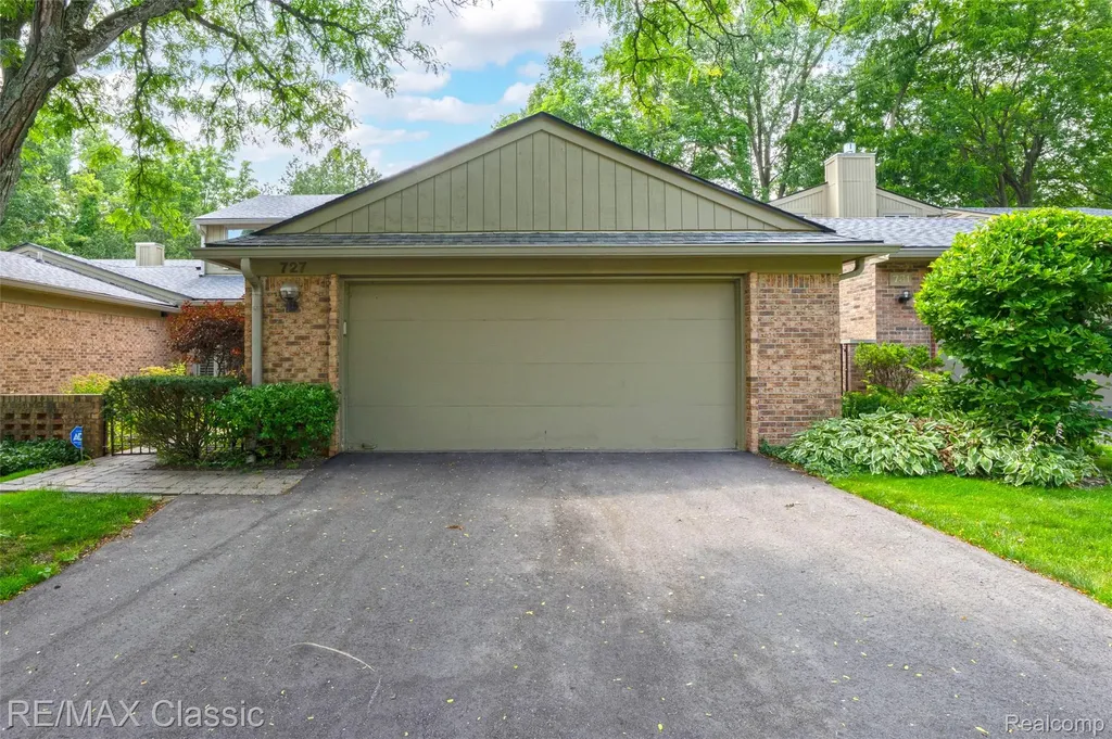 727 Arbor Court Bloomfield Charter Township MI 48304